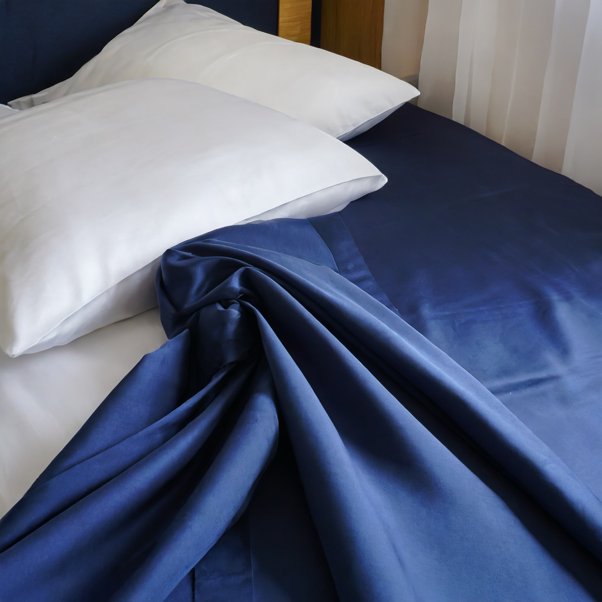 Unikka sengetøj i satin blåt.jpg